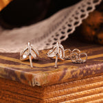 Lade Bild in die Galerieansicht, Classic Heart Shape Lab Diamond Three Prongs Ear Studs - LGG Jewelry