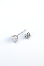 Lade Bild in die Galerieansicht, Classic Heart Shape Lab Diamond Three Prongs Ear Studs - LGG Jewelry