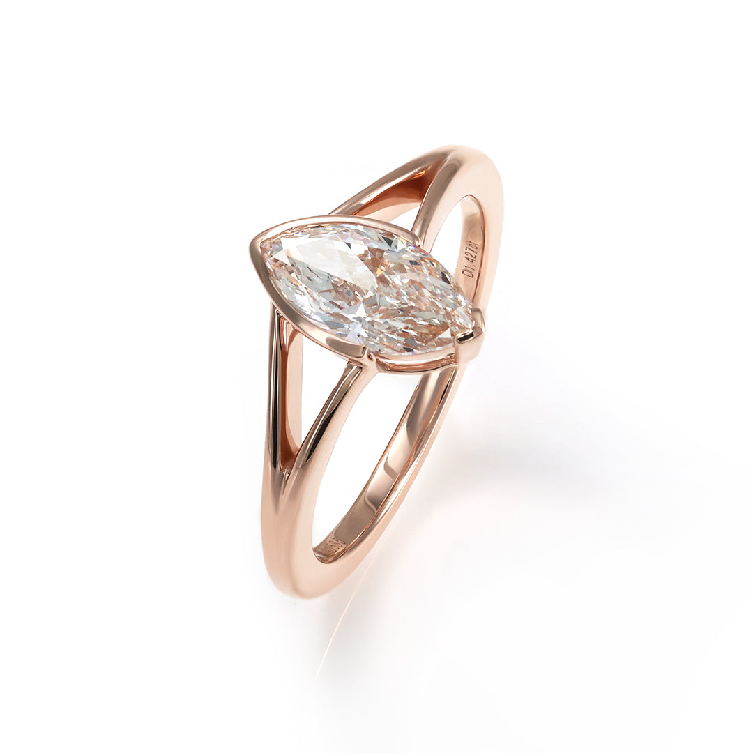 Bague de fiançailles classique à trois pierres avec émeraude de laboratoire de 1,32 ct