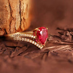 Lade Bild in die Galerieansicht, 1 Ct Pear Cut Lab Ruby V-Shaped Engagement Ring - LGG Jewelry