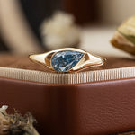 Charger l&#39;image dans la visionneuse de galerie, Bague de fiançailles classique à trois pierres avec émeraude de laboratoire de 1,32 ct
