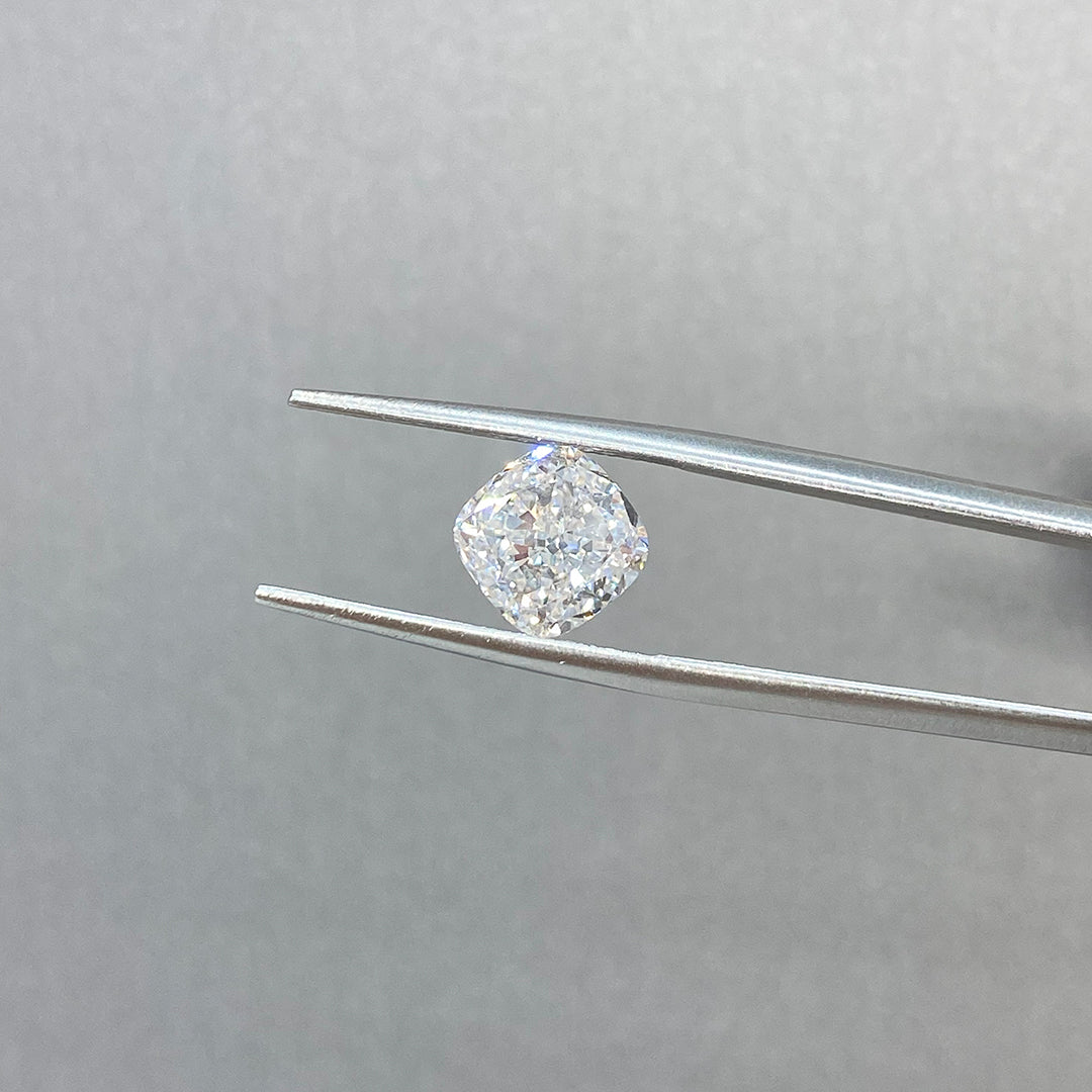 Diamant de laboratoire rose intense de 1,05 ct à taille ovale certifié IGI, pureté VS1 
