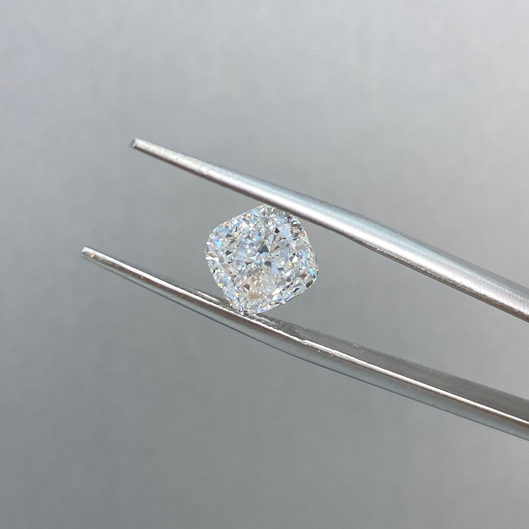 Diamant de laboratoire rose intense de 1,05 ct à taille ovale certifié IGI, pureté VS1 