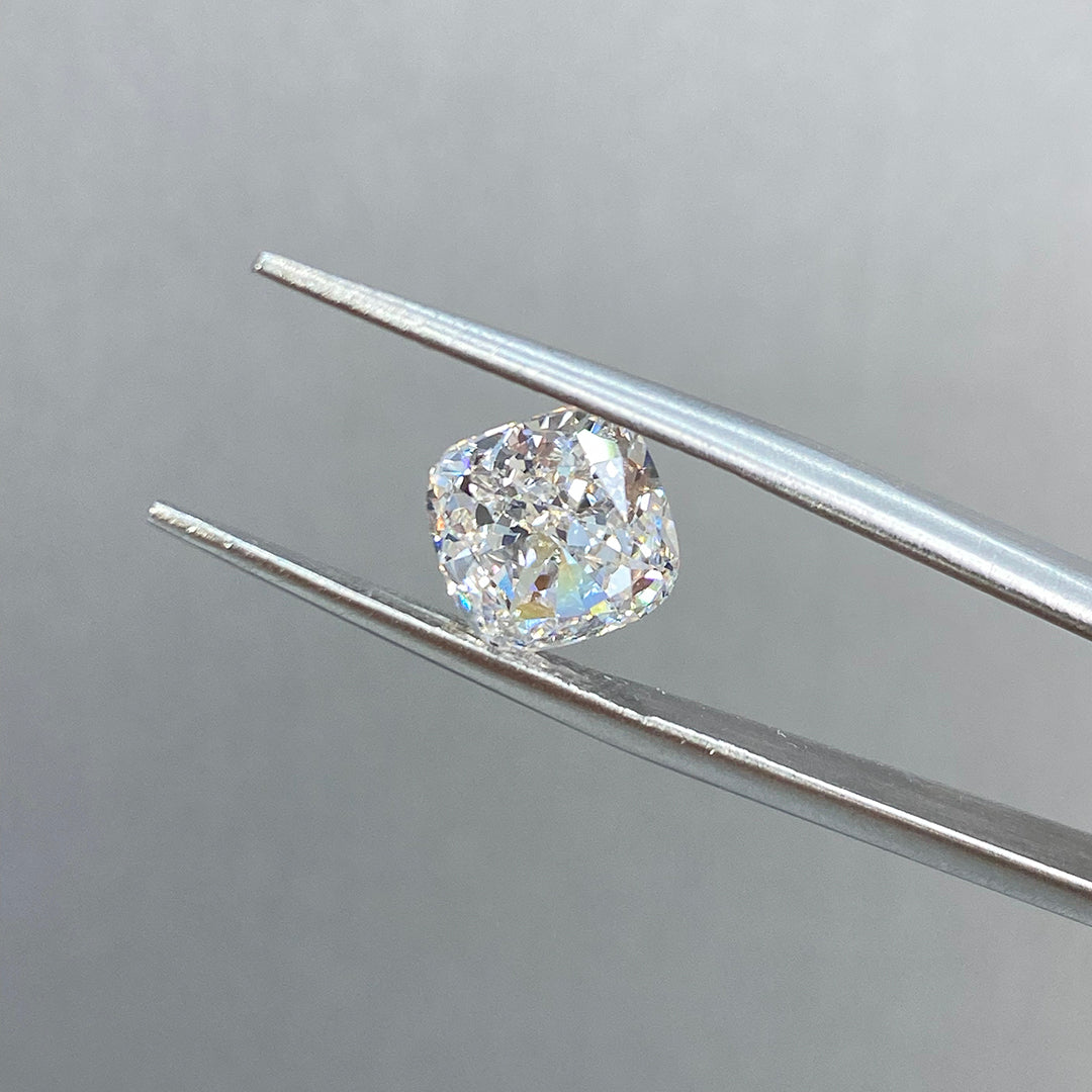 Diamant de laboratoire rose intense de 1,05 ct à taille ovale certifié IGI, pureté VS1 