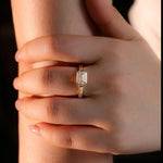 Lade Bild in die Galerieansicht, 2 CT Emerald Cut Lab Diamond East- West Bezel Engagement Ring - LGG Jewelry