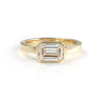 Lade Bild in die Galerieansicht, 2 CT Emerald Cut Lab Diamond East- West Bezel Engagement Ring - LGG Jewelry