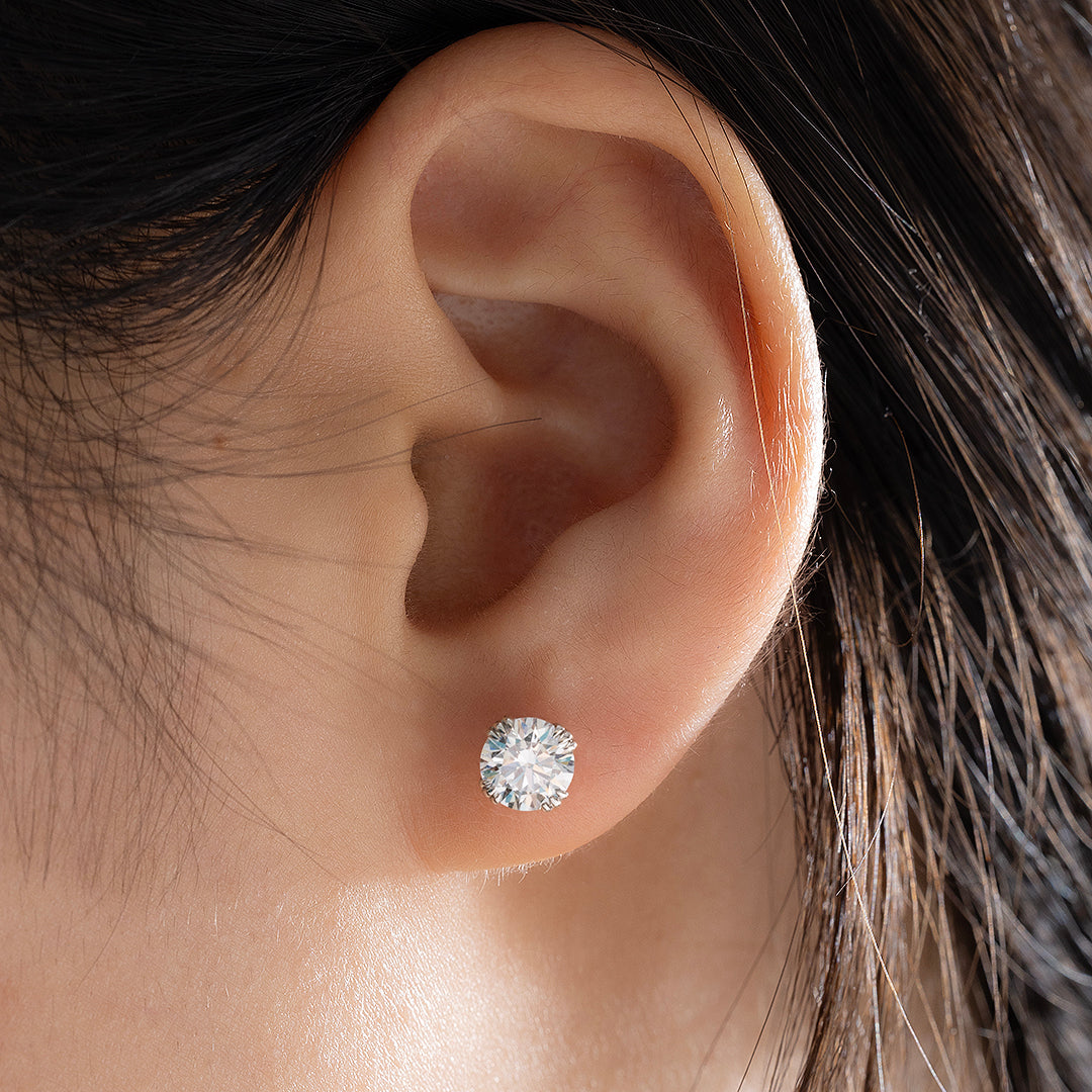 Clous d'oreilles classiques à trois griffes avec diamants de laboratoire ovales