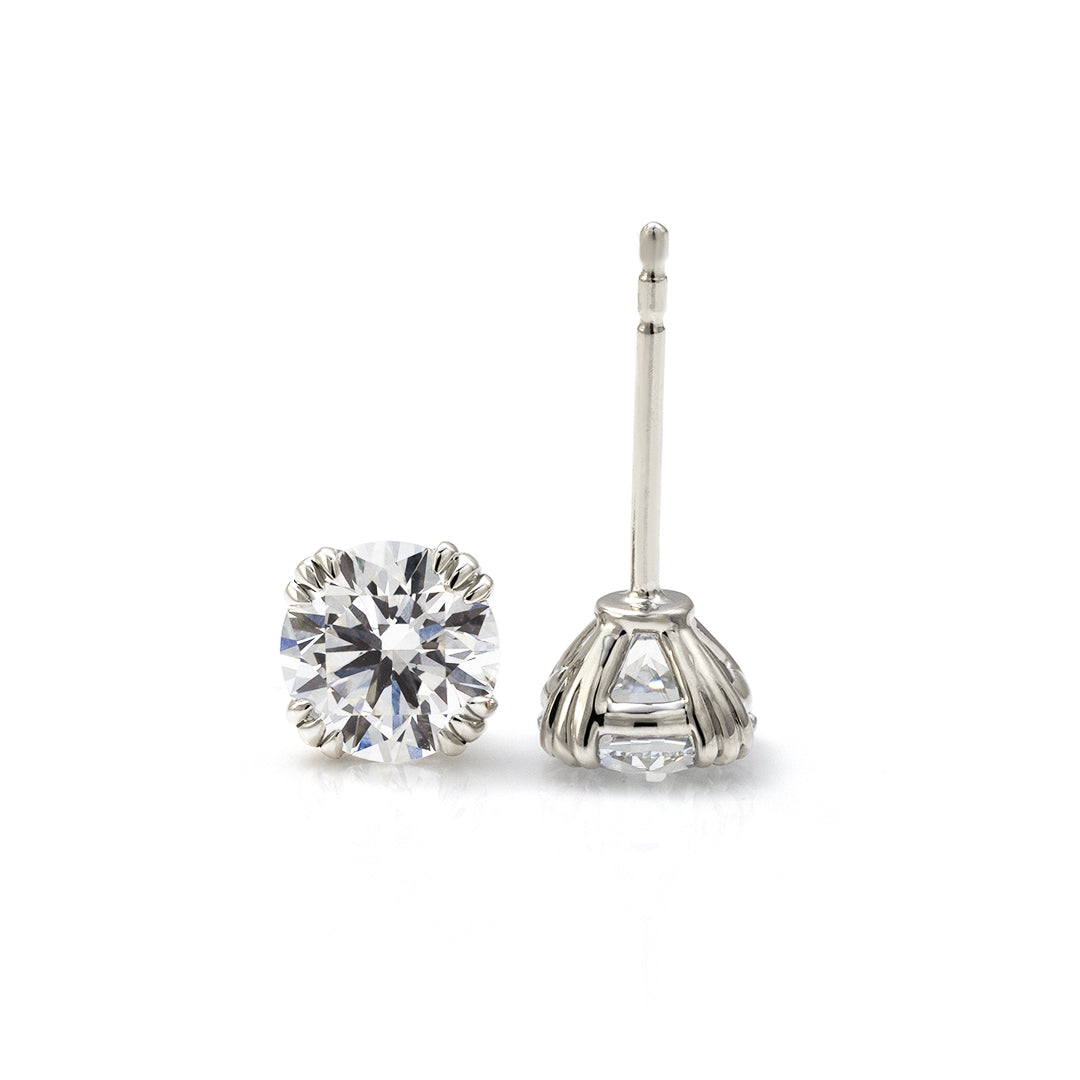 Clous d'oreilles classiques à trois griffes avec diamants de laboratoire ovales