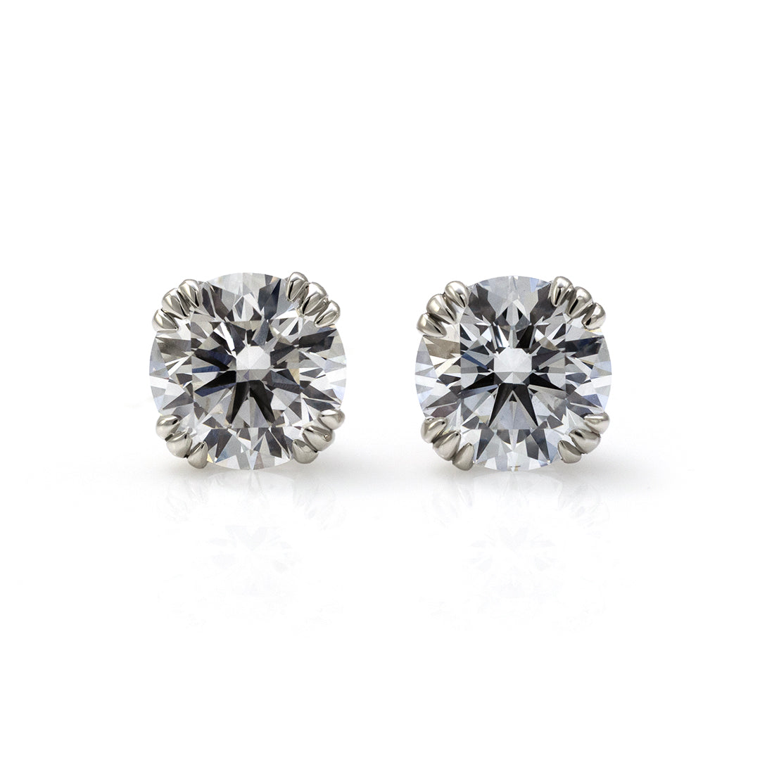 Clous d'oreilles classiques à trois griffes avec diamants de laboratoire ovales