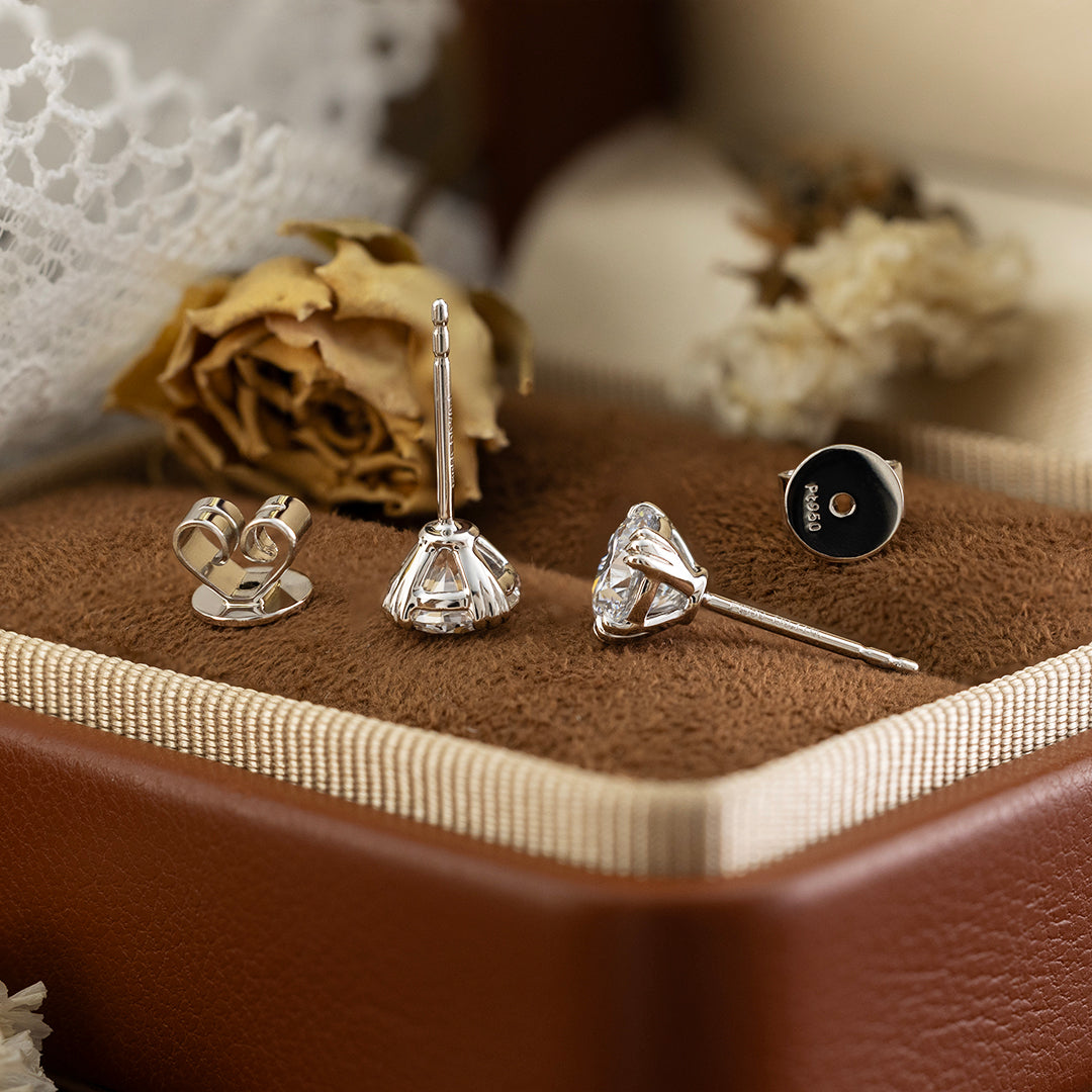 Clous d'oreilles classiques à trois griffes avec diamants de laboratoire ovales