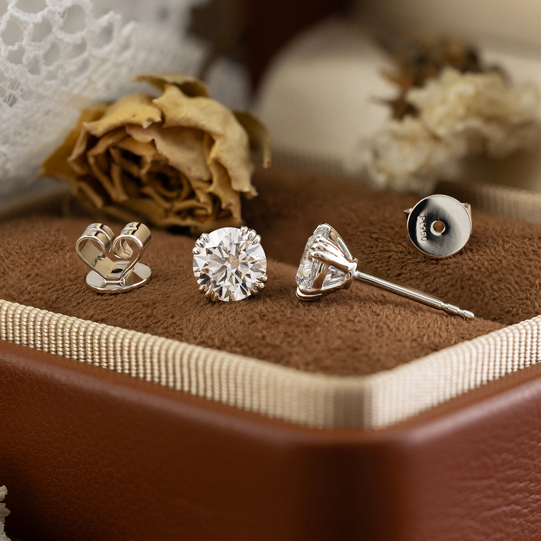 Clous d'oreilles classiques à trois griffes avec diamants de laboratoire ovales