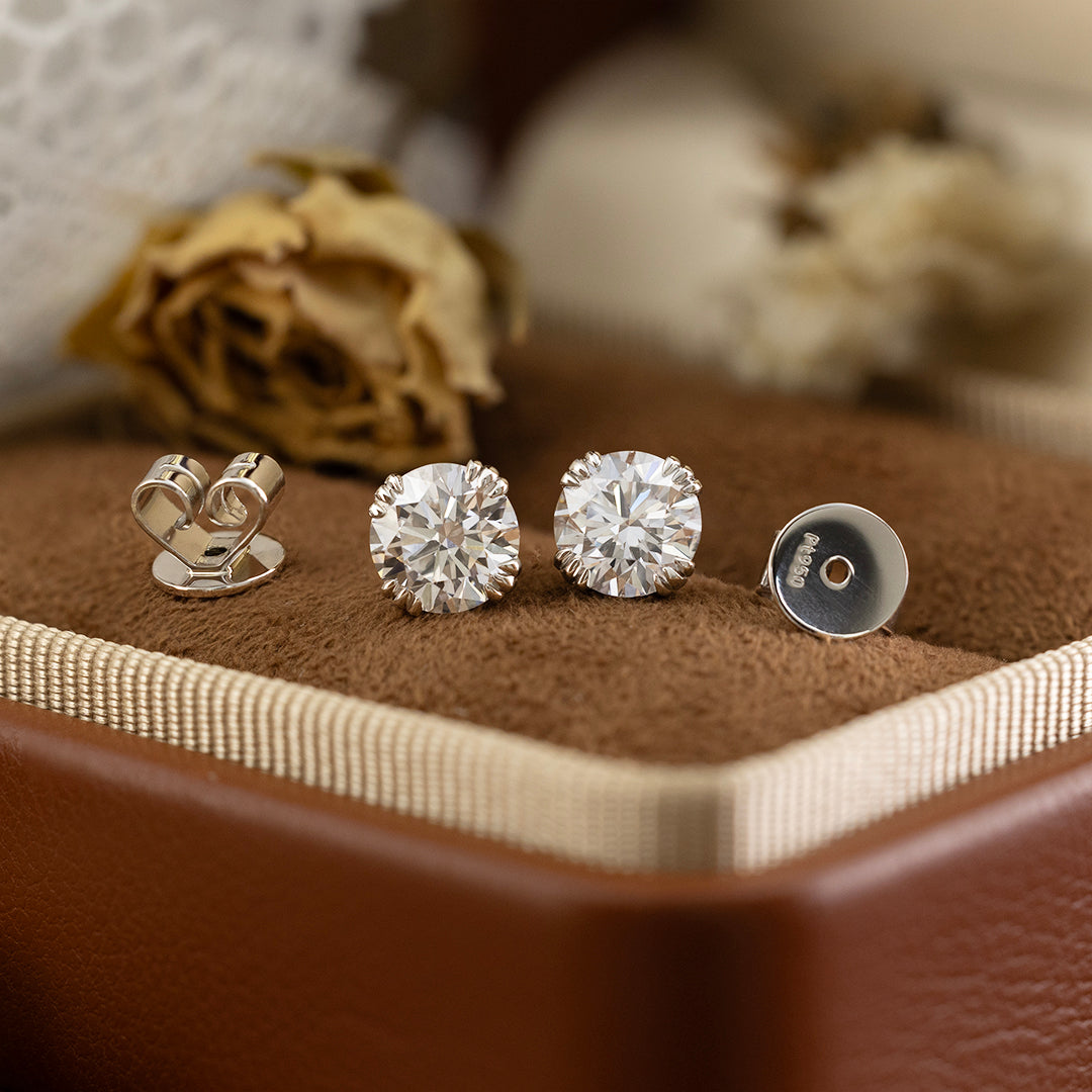 Clous d'oreilles classiques à trois griffes avec diamants de laboratoire ovales