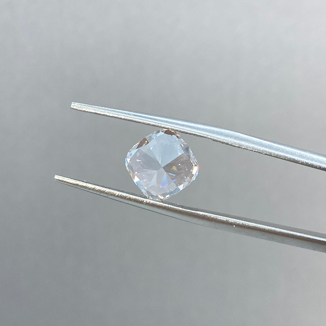 Diamant de laboratoire rose intense de 1,05 ct à taille ovale certifié IGI, pureté VS1 