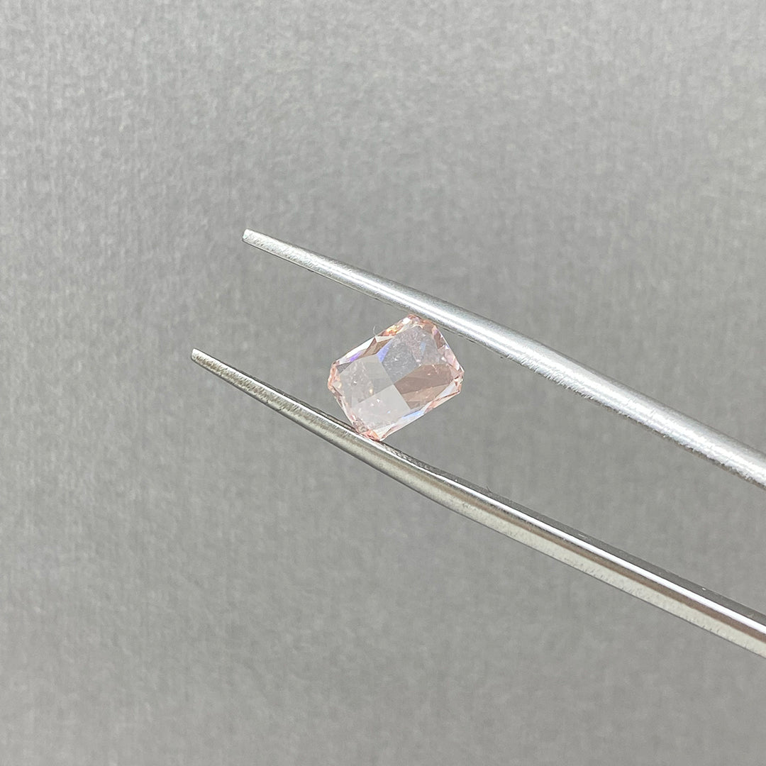 Diamant de laboratoire rose intense de 1,05 ct à taille ovale certifié IGI, pureté VS1 