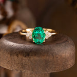 Charger l&#39;image dans la visionneuse de galerie, Bague de fiançailles classique à trois pierres avec émeraude de laboratoire de 1,32 ct
