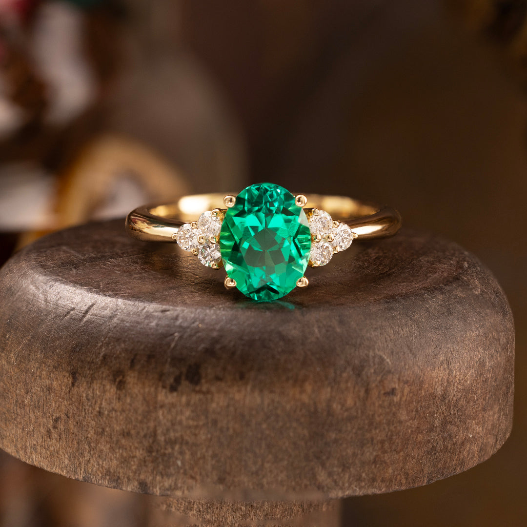Bague de fiançailles classique à trois pierres avec émeraude de laboratoire de 1,32 ct