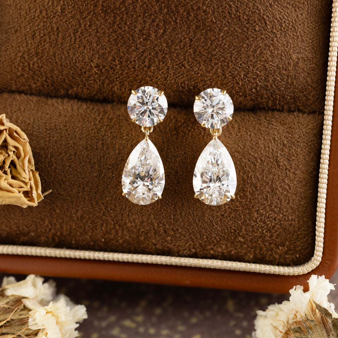 Clous d'oreilles classiques à trois griffes avec diamants de laboratoire ovales