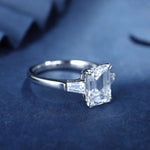 Lade Bild in die Galerieansicht, 3 Ct Emerald Cut Lab Diamond Three-Stone Engagement Ring with two Tapered Baguette - LGG Jewelry