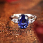 Lade Bild in die Galerieansicht, 3.4 Ct Oval Cut Lab Blue Sapphire Three-Stone Engagement Ring - LGG Jewelry