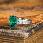 Lade Bild in die Galerieansicht, 3.5 Ct Cushion Shape Lab Emerald Four Prongs Graduating Pave Engagement Ring - LGG Jewelry