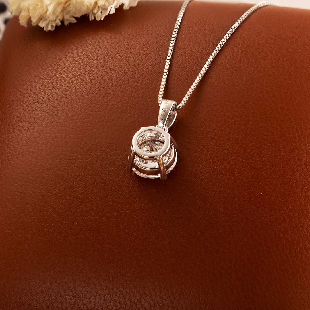 Collier avec pendentif en forme de cœur classique