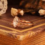 Charger l&#39;image dans la visionneuse de galerie, Bague de fiançailles classique à trois pierres avec émeraude de laboratoire de 1,32 ct
