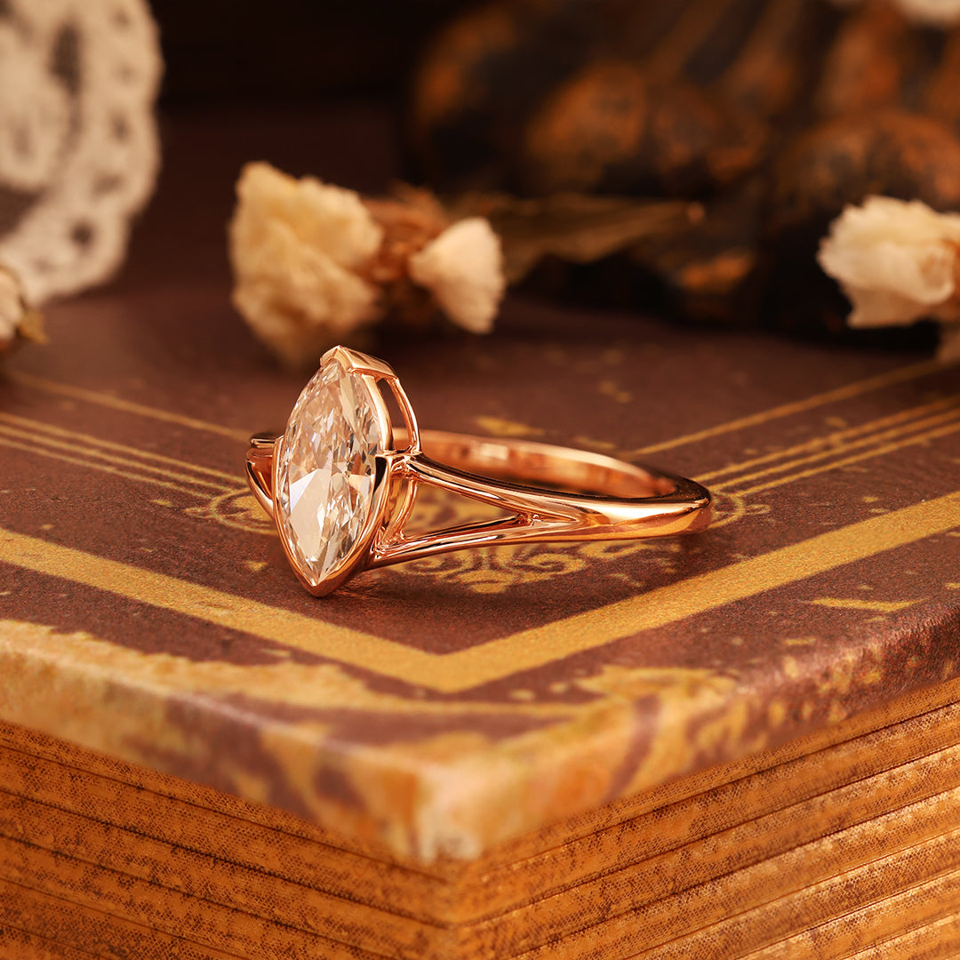 Bague de fiançailles classique à trois pierres avec émeraude de laboratoire de 1,32 ct