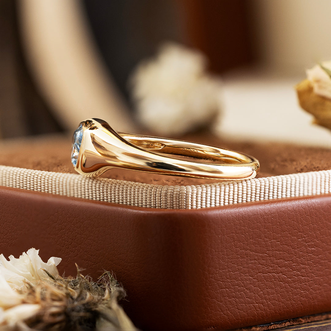 Bague de fiançailles classique à trois pierres avec émeraude de laboratoire de 1,32 ct