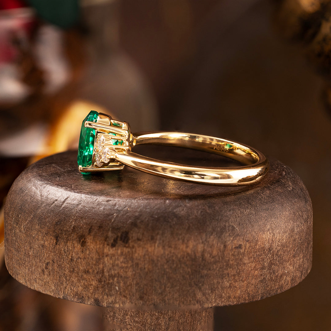 Bague de fiançailles classique à trois pierres avec émeraude de laboratoire de 1,32 ct