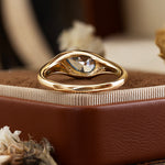 Charger l&#39;image dans la visionneuse de galerie, Bague de fiançailles classique à trois pierres avec émeraude de laboratoire de 1,32 ct
