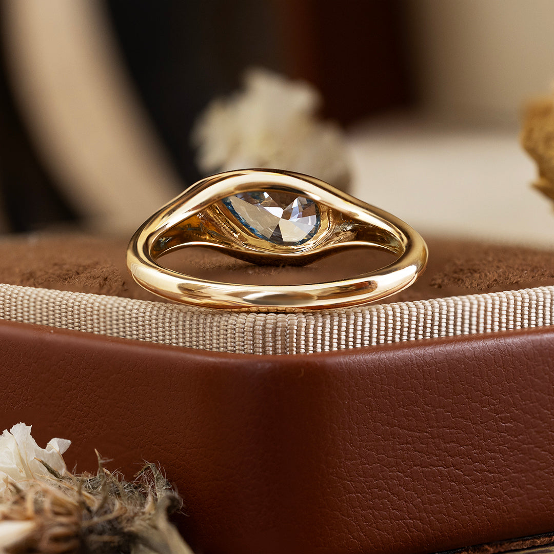 Bague de fiançailles classique à trois pierres avec émeraude de laboratoire de 1,32 ct