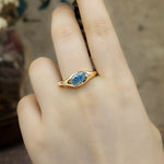 Charger l&#39;image dans la visionneuse de galerie, Bague de fiançailles classique à trois pierres avec émeraude de laboratoire de 1,32 ct
