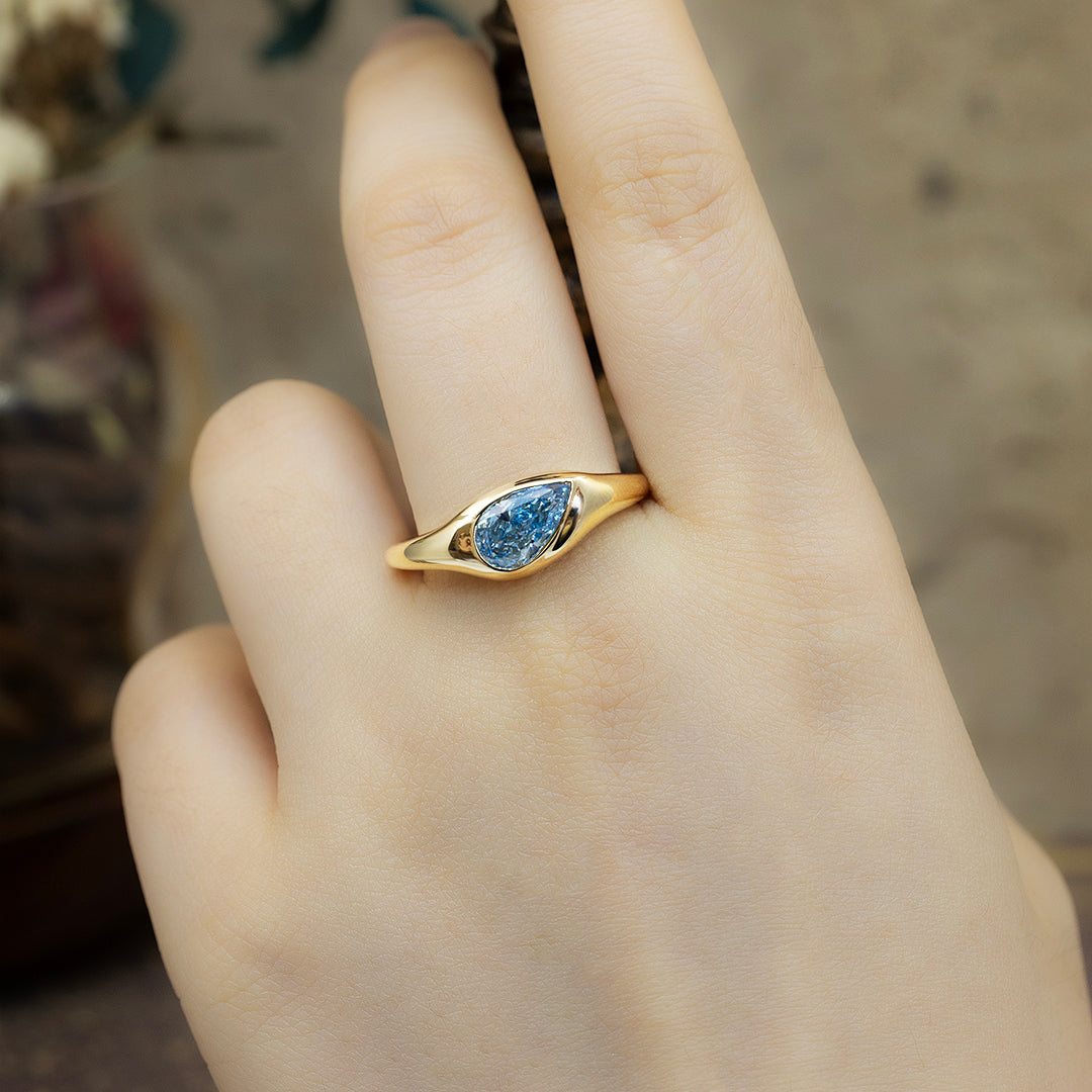 Bague de fiançailles classique à trois pierres avec émeraude de laboratoire de 1,32 ct