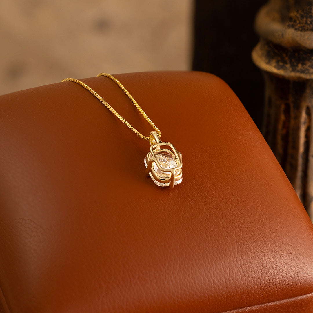Collier avec pendentif en forme de cœur classique