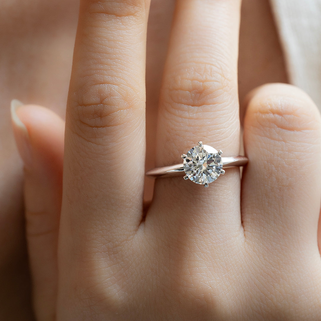Bague de fiançailles de luxe avec grappe de rubis ovales de 6 ct