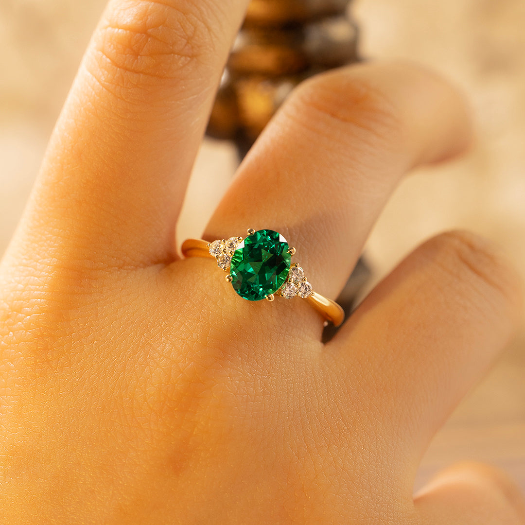 Bague de fiançailles classique à trois pierres avec émeraude de laboratoire de 1,32 ct