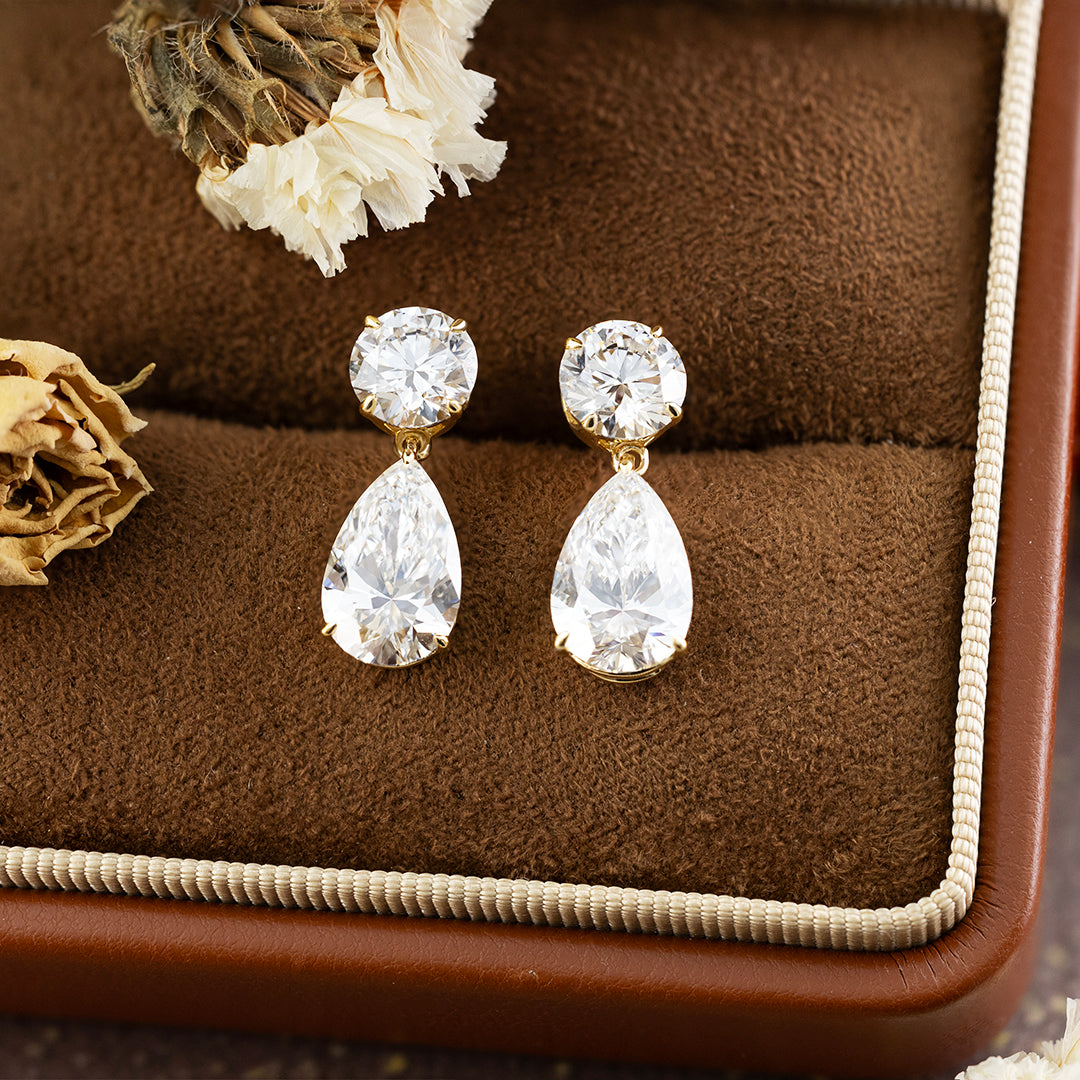 Clous d'oreilles classiques à trois griffes avec diamants de laboratoire ovales