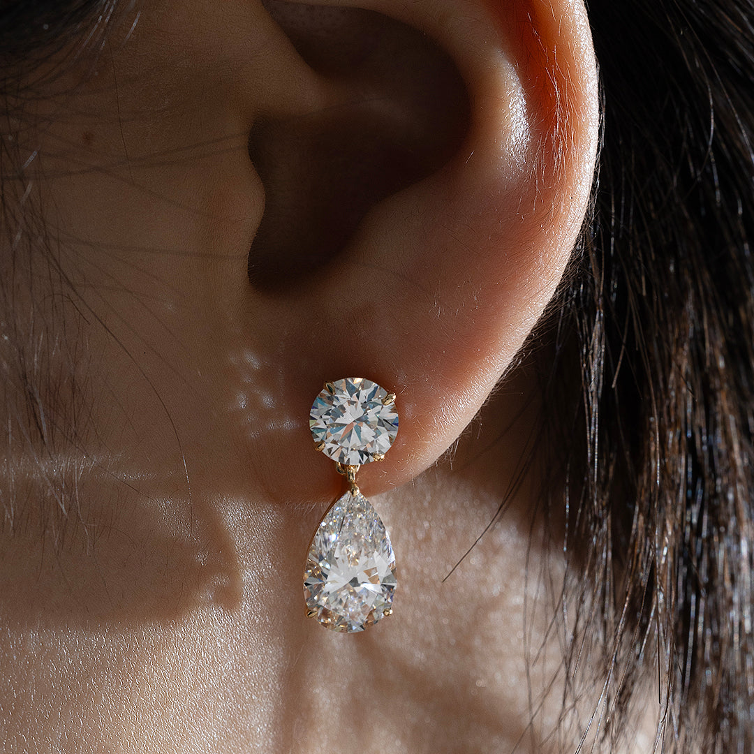 Clous d'oreilles classiques à trois griffes avec diamants de laboratoire ovales
