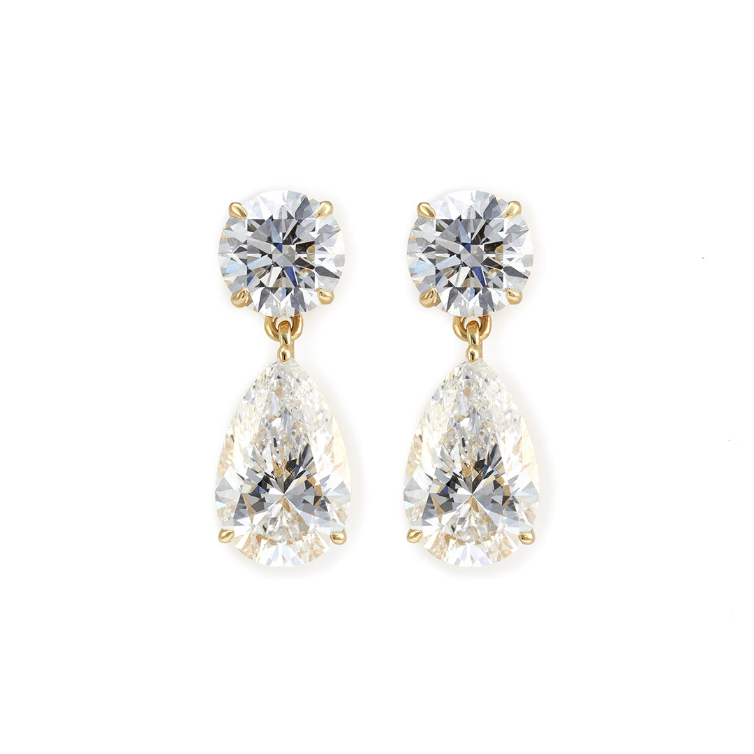 Clous d'oreilles classiques à trois griffes avec diamants de laboratoire ovales