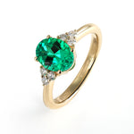 Charger l&#39;image dans la visionneuse de galerie, Bague de fiançailles classique à trois pierres avec émeraude de laboratoire de 1,32 ct

