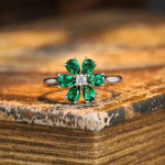 Lade Bild in die Galerieansicht, Daisy Pear Cut Lab Emerald Engagement Ring - LGG Jewelry