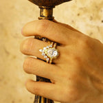 Lade Bild in die Galerieansicht, Deep Chevron 2 Ct Oval Cut Lab Diamond Bridal Ring Set - 2pcs - LGG Jewelry