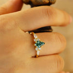 Lade Bild in die Galerieansicht, Kite Cut Green Moissanite Cluster Engagement Ring - LGG Jewelry