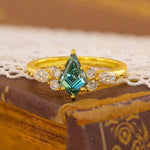 Lade Bild in die Galerieansicht, Kite Cut Green Moissanite Cluster Engagement Ring - LGG Jewelry