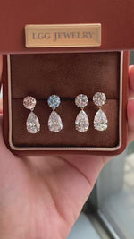 Charger et lire la vidéo dans la visionneuse de galerie, Clous d&#39;oreilles classiques à trois griffes avec diamants de laboratoire ovales
