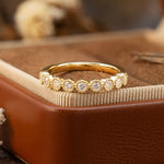 Lade Bild in die Galerieansicht, 半圈圆形钻石包镶花边结婚戒指 - LGG Jewelry
