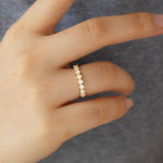 Lade Bild in die Galerieansicht, 半圈圆形钻石包镶花边结婚戒指 - LGG Jewelry