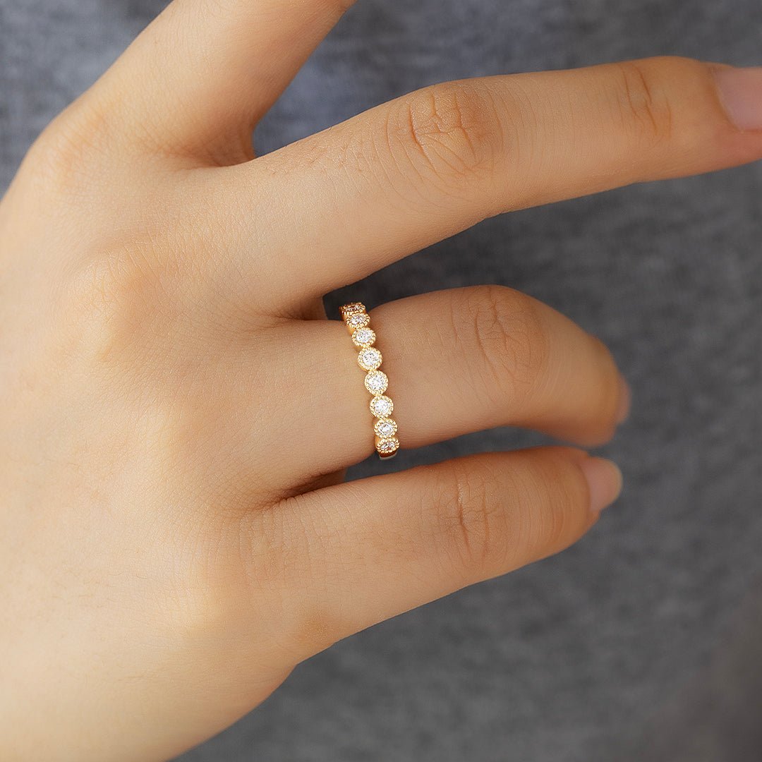 半圈圆形钻石包镶花边结婚戒指 - LGG Jewelry