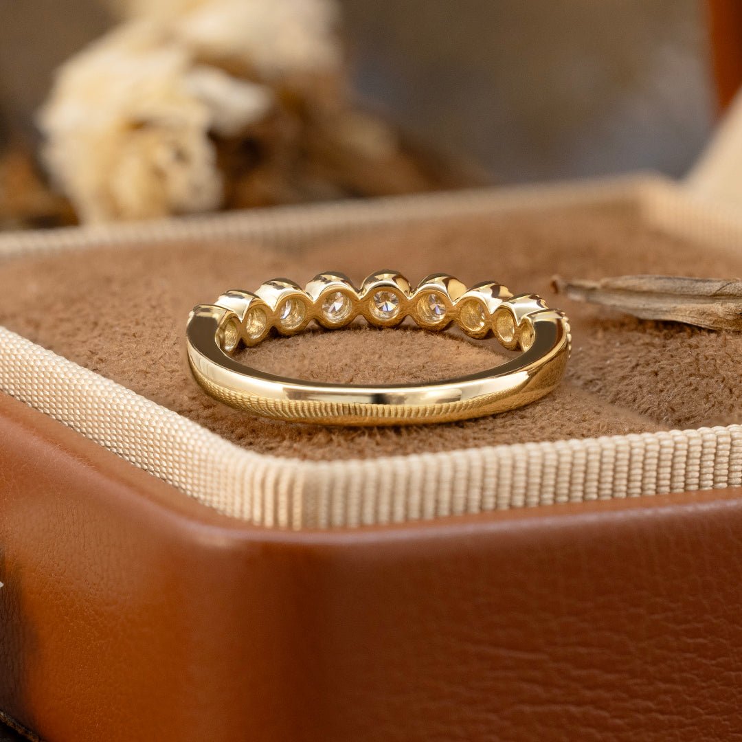 半圈圆形钻石包镶花边结婚戒指 - LGG Jewelry