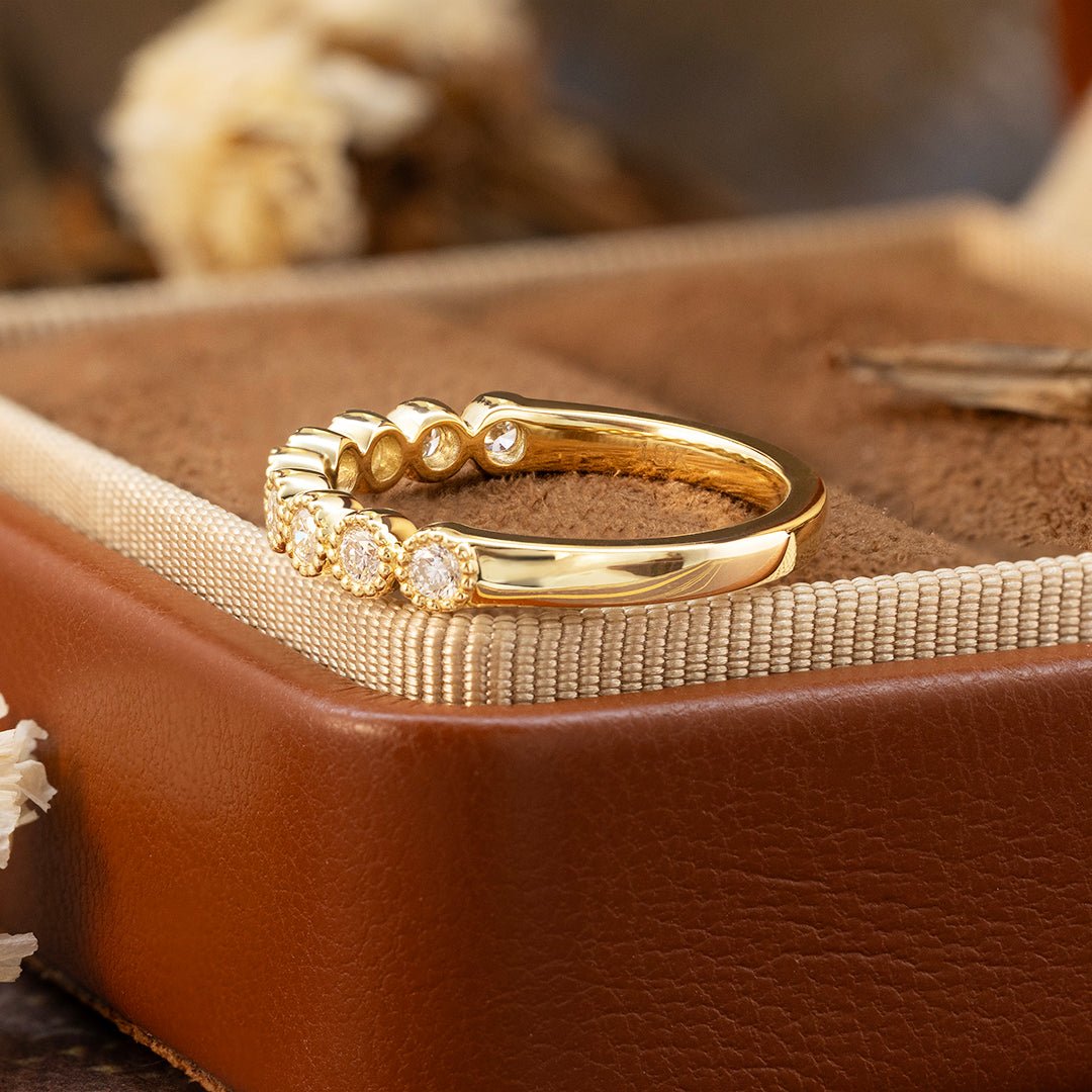 半圈圆形钻石包镶花边结婚戒指 - LGG Jewelry